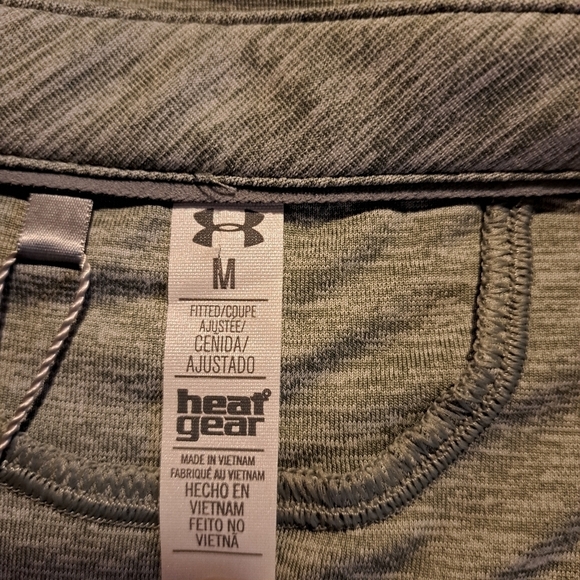 Under Armour women's medium, gray fitted top, has advertising on sleeve - Picture 3 of 6